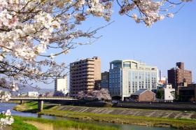 足羽川に面したホテル外観