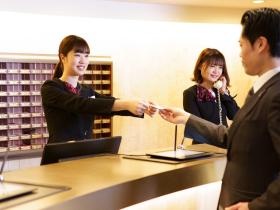 フロントでの接客／電話応対