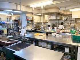 調理場内の仕事風景