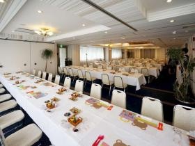 宴会場のセッティングやサービス