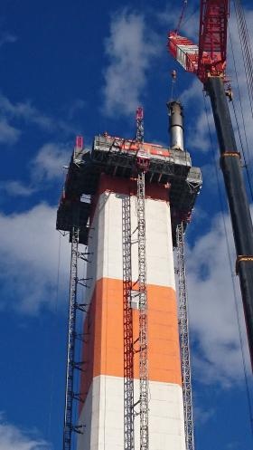 移動昇降式足場＿設置状況＿煙突外部