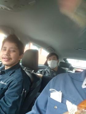 笑顔で現場に向かう従業員