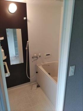 清潔な寮のシャワー室