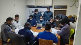 社長と従業員の打ち合わせ