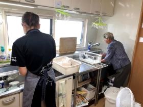 台所には、利用者さんが積極的に入って一緒に洗って下さいます。