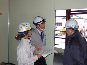 営業職の施工管理風景