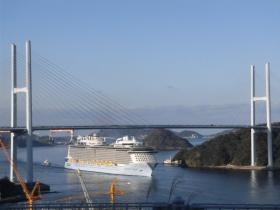 １階フロアからの景色です。 このような客船入港シーンも