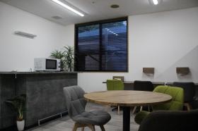 職員の憩室（リクライニングチェアー完備で、お昼寝できます）