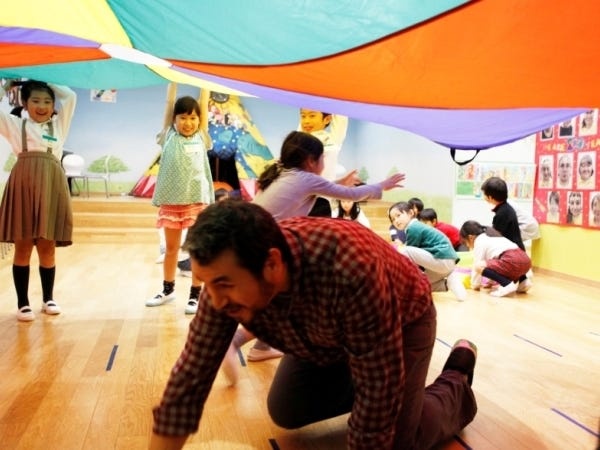 子供も教師も英語で元気いっぱいに遊んでいます。