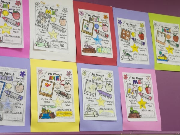 スクール内には子供たちの楽しい作品がたくさん掲示されています。