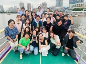 屋形船に乗り集合写真