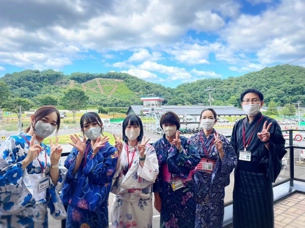 緑豊かな環境で、夏の祇園祭の頃に浴衣を着て教習生をお出迎えします。