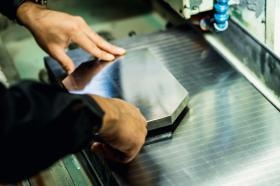 機械を使って金属を加工します