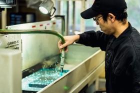 研磨工程です。１／１００ミリ単位で加工します