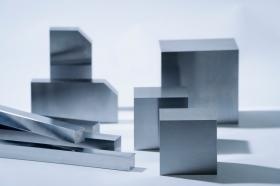 取扱い製品の金属プレートです