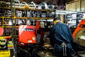 切断工程です。写真の機械は帯鋸盤と呼ばれます