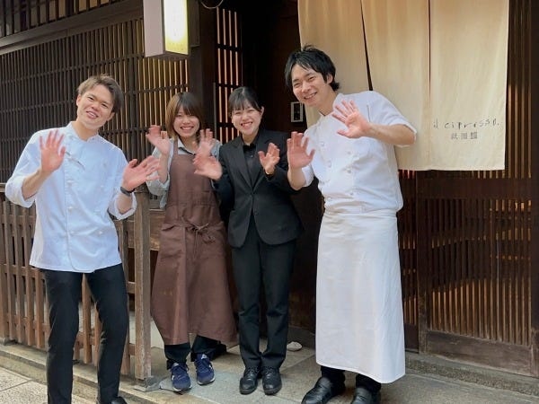 20代～30代のみの活気ある職場です◎　未経験から経験を積み、正社員として働いているスタッフも！