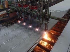 工場には、切断、溶接などの設備が数多くあります。