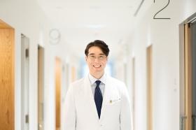 麻植ホルム正之院長