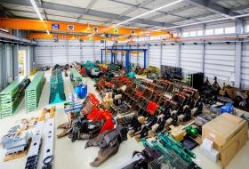 製品や部品棚、作業スペースが整理整頓された営業所内