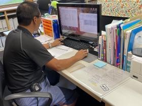 社内パソコン作業風景