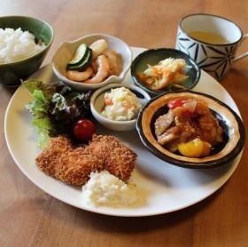 カフェのランチ。地元野菜たっぷり！社員価格で利用できます。