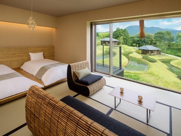 稲作の暦を追う風景は四季を映し、心身が緩む滞在を提案しています。