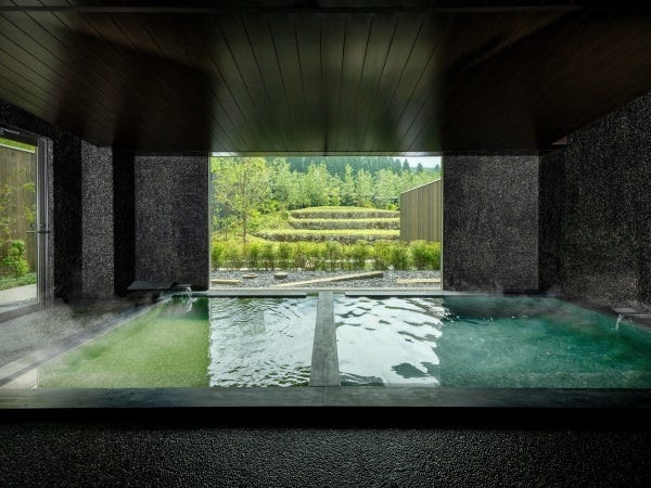 界 由布院は、由布岳に見守られるように建つ温泉旅館です。