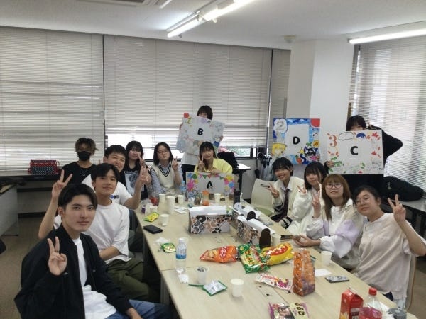 お菓子を食べながらゲームをしたりワイワイするのが高校生活の楽しみです。