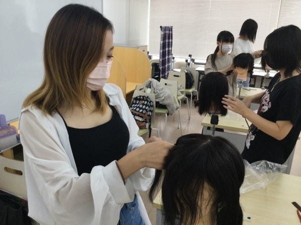 美容系専門学校での体験授業。ネイルやペットの専門学校体験もあります。
