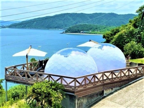 グランピングで使用するドーム型テント。開放感のあるグランピングでお客様に非日常を提供しましょう！