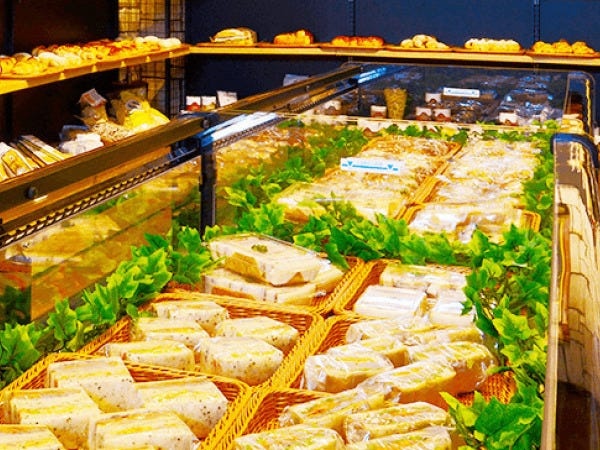 ベーカリーカフェミサキでは焼きたてのパンを販売しています！もちろん社割で購入できます。