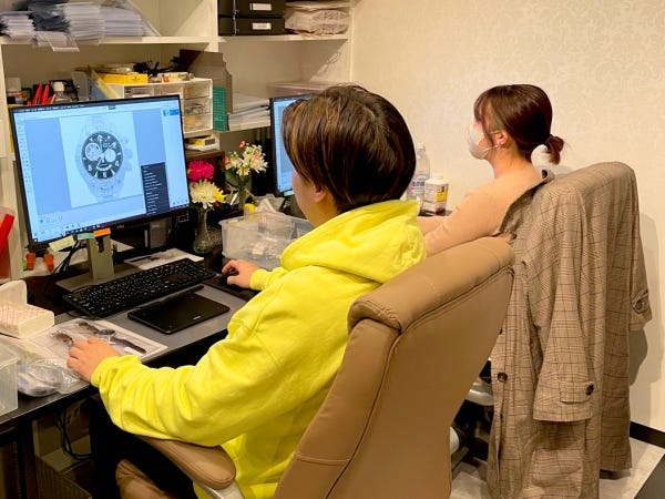 パソコンにて画像の編集や伝票作成♪ほぼ全員未経験でイチから覚えていますので安心してください♪もくもくと作業していきます♪