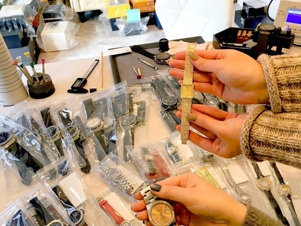 高級時計やブランド品をクロスでお掃除したり、出荷検品お手入れを行っていきます♪