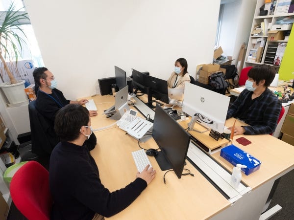 挑戦をたたえる風土の後押しがあり、活発な意見・アイデア交換、時には雑談を交えながら風通しの良い環境で働いています。