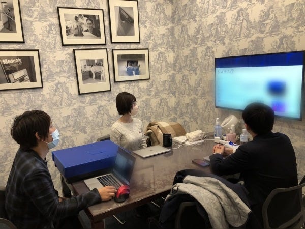 入社後は１週間かけて新人研修を実施。企業理念や各部署の役割、製品のことなど、実務担当社員たちから丁寧に学び、ご自身のお仕事がスタートします。