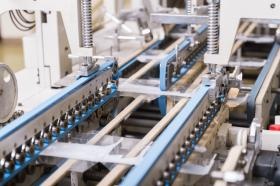 サックマシン クリアケースを接着剤で貼り合わせる機械です