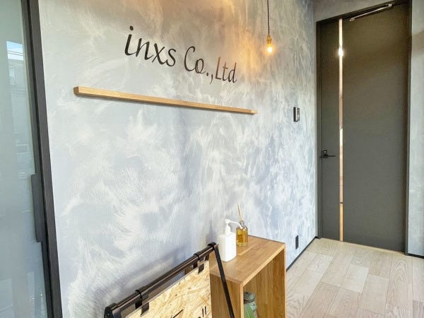 事務所の雰囲気です。一部躯体表しの天井でおしゃれにしてます。