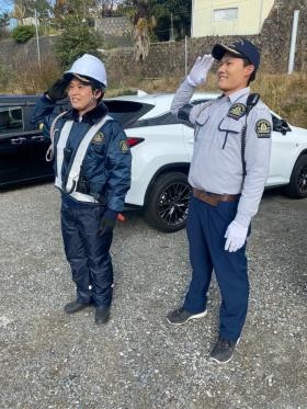 弊社の制服の冬服（左）、夏服（右）