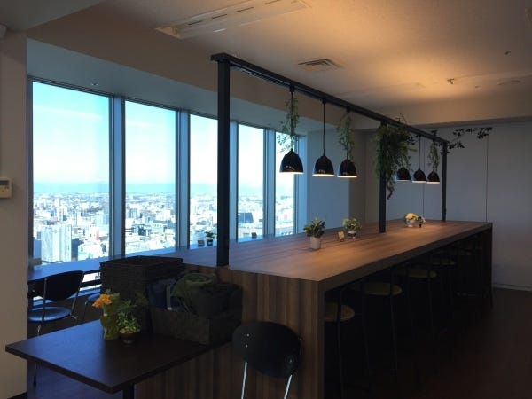 25階にある休憩室にはソファー席もあり眺望もGood！コンセント＆Free-WiFi完備！くつろげる空間です