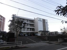 施設外観。４階建。アプローズマンション１番館となりです。