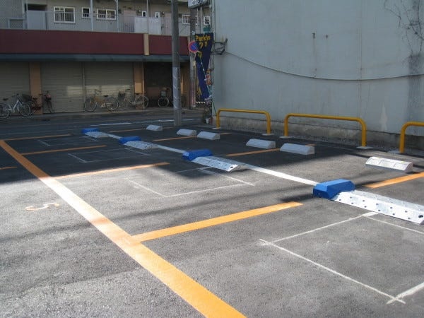 街中でよく見るロック板などの修理を行ってもらいます。