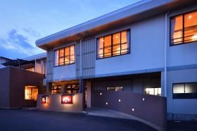 当旅館の建物（入口付近）です。神明神社に隣接しています。