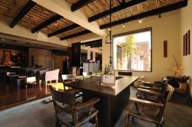 当旅館内にある重兵衛カフェの風景です。和モダンを基調としてい