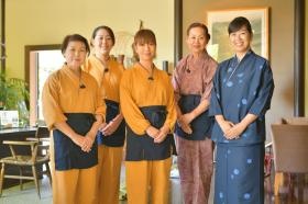 当旅館のスタッフです。右端が女将です。