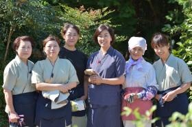 当旅館のスタッフです。右から３人目が女将です。