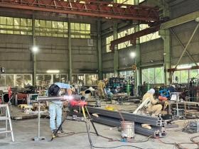 工場での作業風景です。