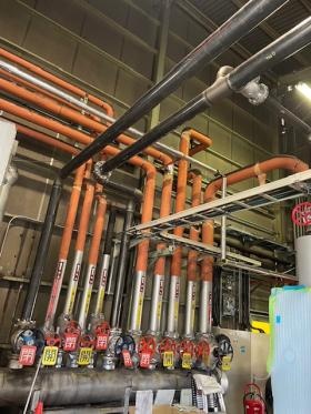 現場にて、配管を取り付けたり、溶接等をします。