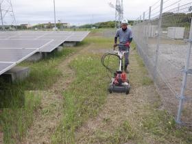 スパイダーモアを使用して除草作業