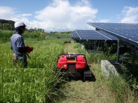 ラジコン草刈機を使用し除草作業
